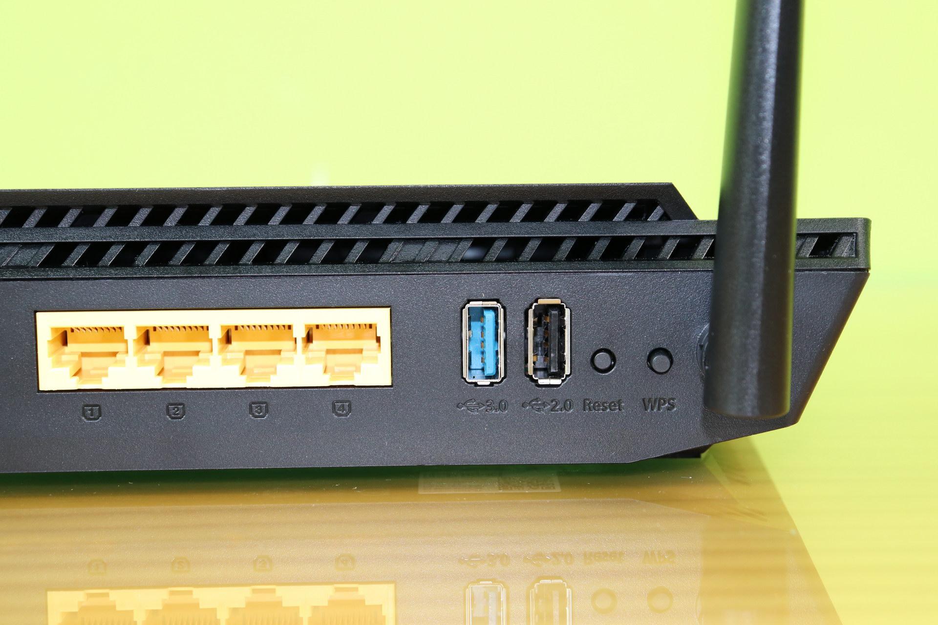 Puertos Gigabit LAN, USB y botones del router Wi-Fi ASUS RT-AX56U