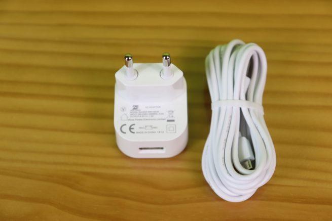 Transformador de corriente de la cámara IP EZVIZ C2C Mini O y el cable de alimentación micro USB