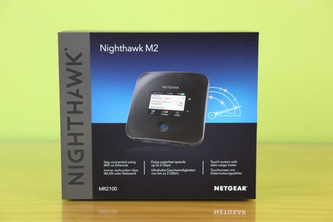 Frontal de la caja del router MiFi 4G NETGEAR Nighthawk M2
