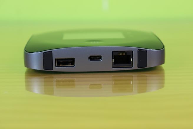 Puerto USB tipo A, tipo C y puerto Gigabit Ethernet del router MiFi 4G NETGEAR Nighthawk M2