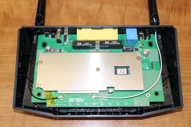 Frontal de la placa del router ASUS RT-AX56U con los componentes
