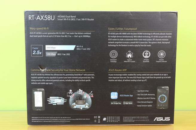 Trasera de la caja del router ASUS RT-AX58U con las características