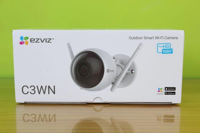 Frontal de la caja de la cámara IP EZVIZ C3WN en detalle