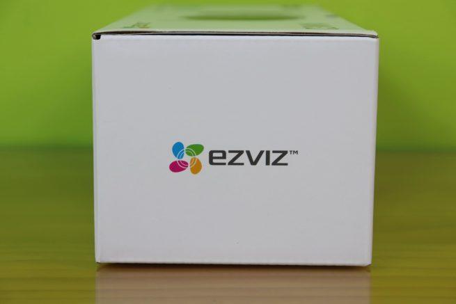Lateral izquierdo de la caja de la cámara IP EZVIZ C3WN en detalle