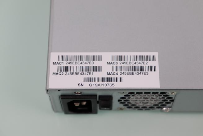 Pegatina con las diferentes direcciones MAC del switch gestionable QNAP Guardian QGD-1600P