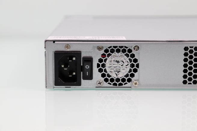 Conector de alimentación e interruptor del switch gestionable QNAP Guardian QGD-1600P