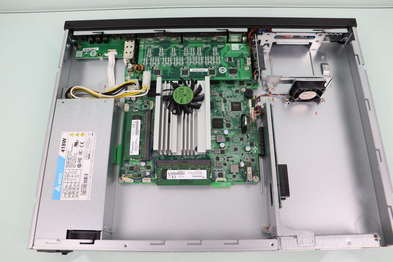Interior del switch gestionable QNAP Guardian QGD-1600P con los componentes