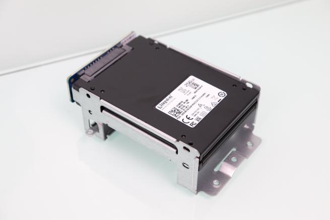Bahías para discos duros y SSD montada en el switch gestionable QNAP Guardian QGD-1600P