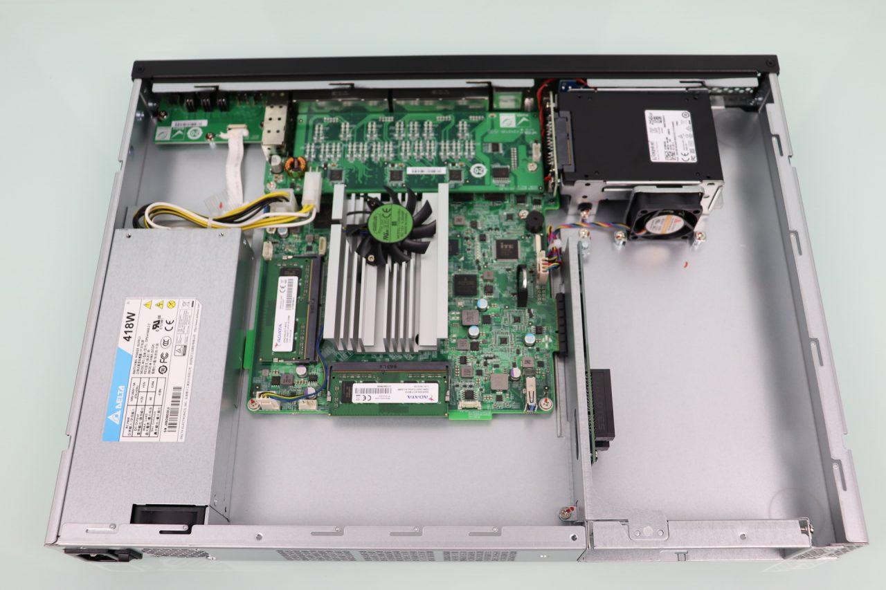 Zona interior switch gestionable QNAP Guardian QGD-1600P con los 2 SSD montados