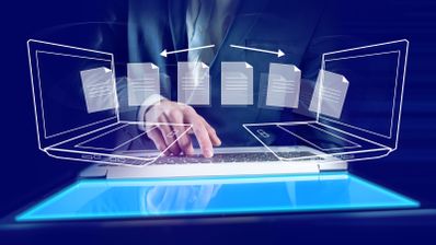 servidor fpt simbolizado por un ordenador una persona manejandolo y archivos