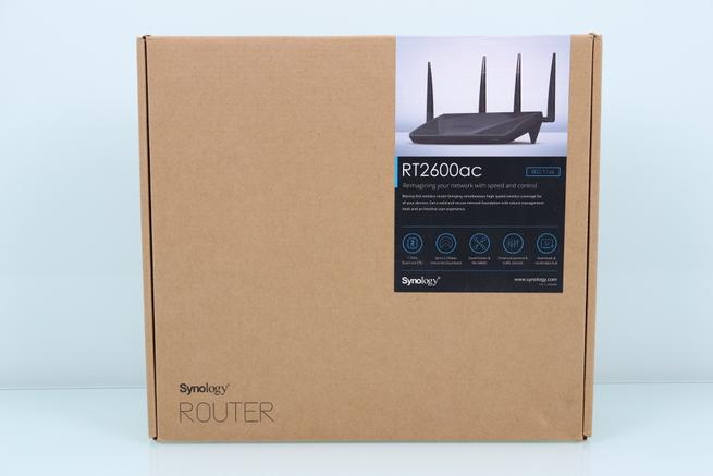 Frontal de la caja en detalle del router Synology RT2600ac