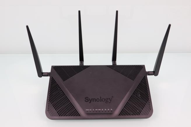 Zona superior del router Synology RT2600ac