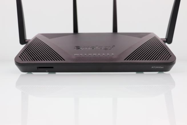 Zona frontal del router Synology RT2600ac
