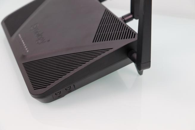 Lateral derecho del router Synology RT2600ac