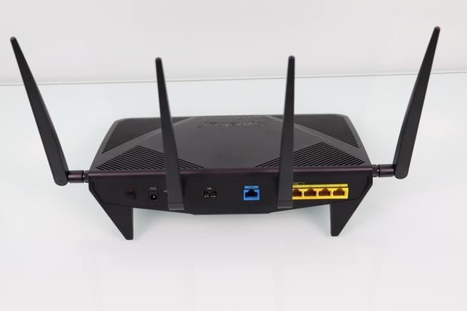 Zona superior trasera del router Synology RT2600ac