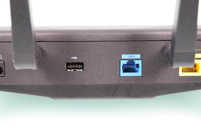 Puerto USB 2.0 y puerto WAN Gigabit del router Synology RT2600ac
