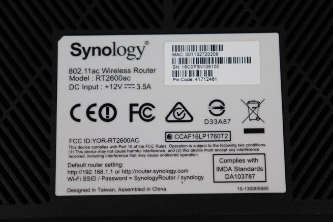 Pegatina de la zona inferior del router Synology RT2600ac en detalle