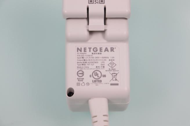 Detalle de las características eléctricas del NETGEAR Meural Canvas II en detalle