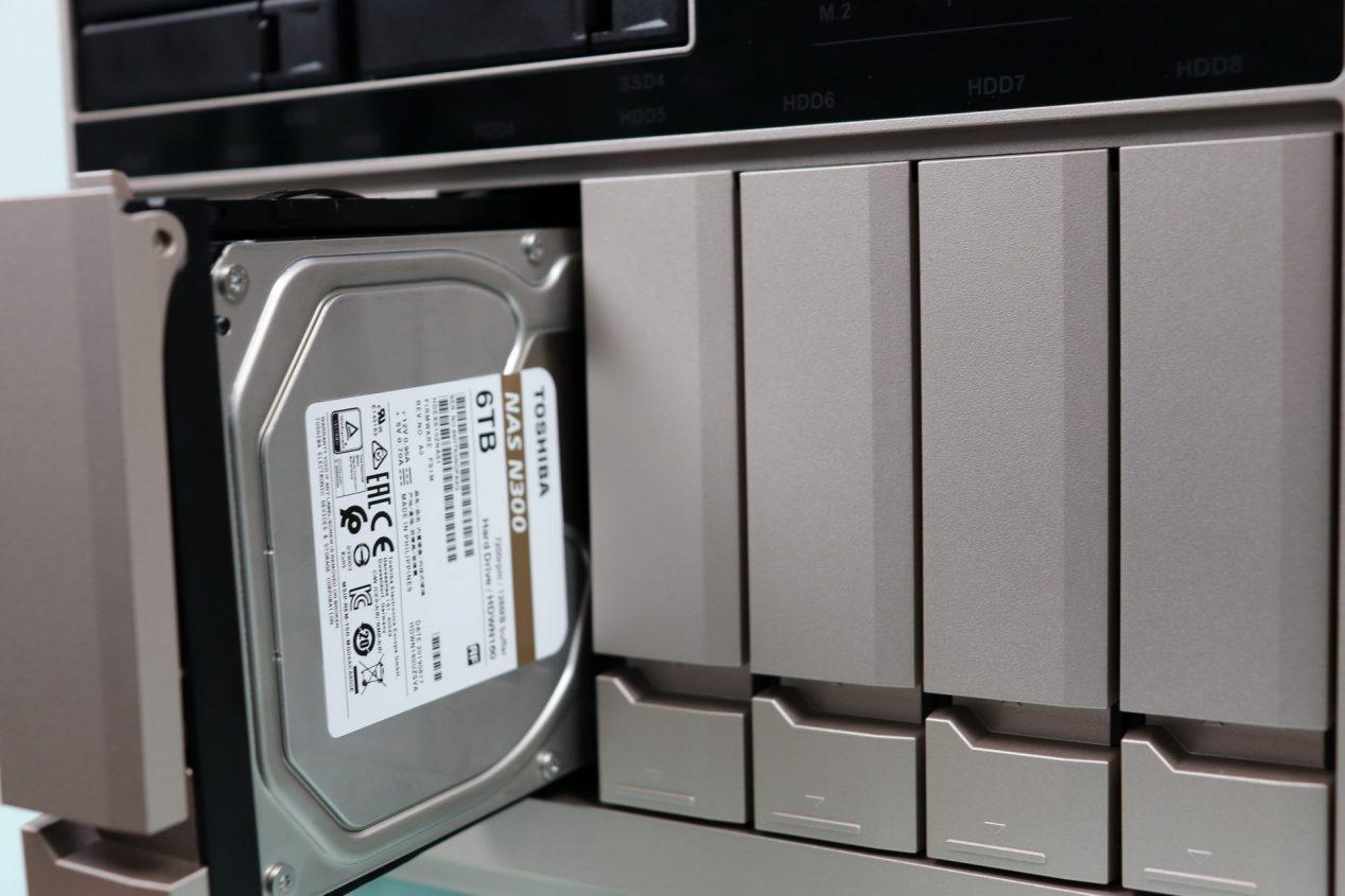 Instalación del disco duro Toshiba N300 6TB en el NAS QNAP TS-1277