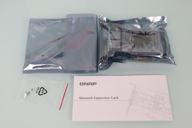 Contenido de la caja de la tarjeta de red QNAP QXG-10G2T-107