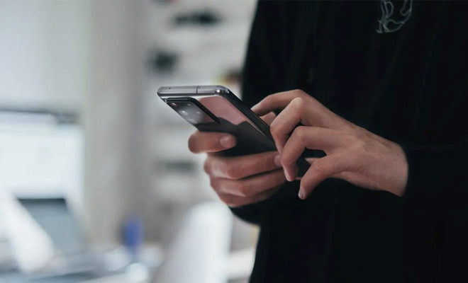persona usando un smartphone