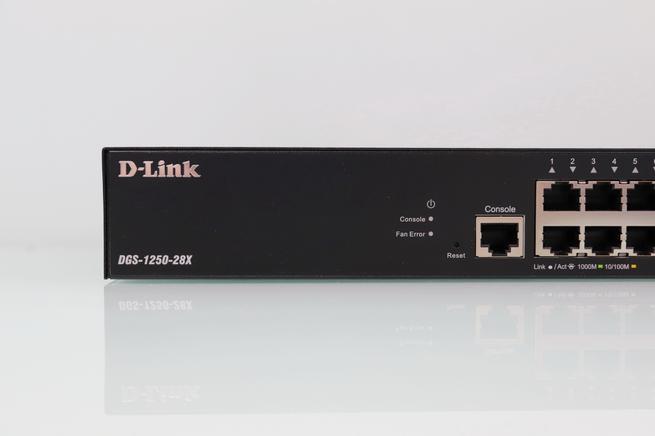 Vista de los LEDs de estado y puerto de consola en D-Link DGS-1250-28X