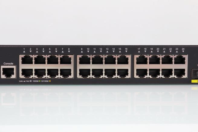 Vista de los 24 puertos Gigabit Ethernet en el switch gestionable D-Link DGS-1250-28X