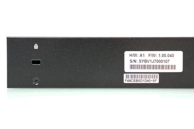 Conector Kensington y pegatina del switch D-Link DGS-1250-28X en detalle