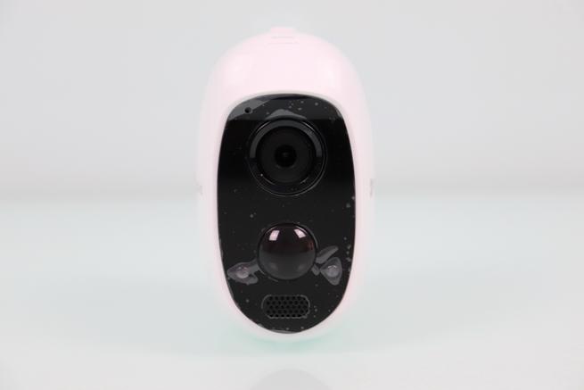 Frontal de la cámara Cloud EZVIZ C3A con la lente, sensor PIR y micro