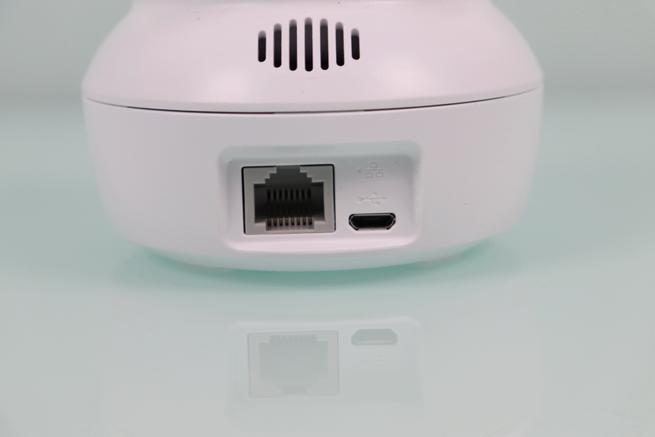 Puerto Fast-Ethernet y conector micro USB de la cámara Cloud EZVIZ C6N
