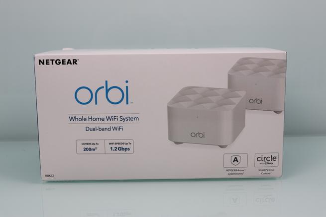 Frontal de la caja del sistema Wi-Fi Mesh NETGEAR Orbi RBK12