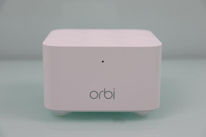 Frontal del Orbi Router RBR10 del sistema Wi-Fi Mesh NETGEAR Orbi RBK12