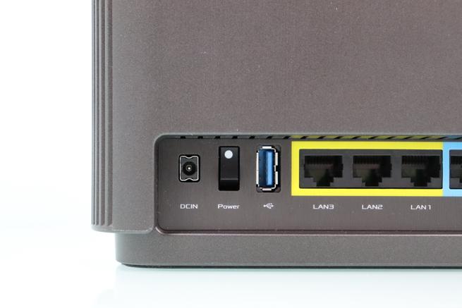 Conector de alimentación, botón de encendido y USB 3.0 del ASUS ZenWiFi CT8