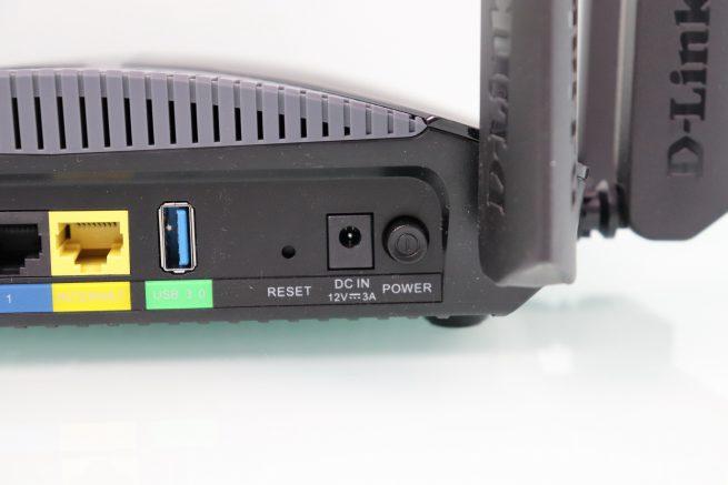 Puerto Gigabit Ethernet WAN, USB 3.0 y conector de alimentación del D-Link DIR-3060