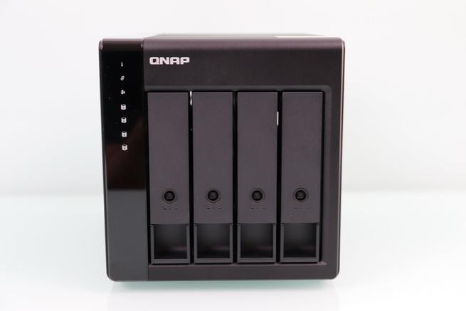 Frontal de la caja de almacenamiento QNAP TL-D400S en detalle
