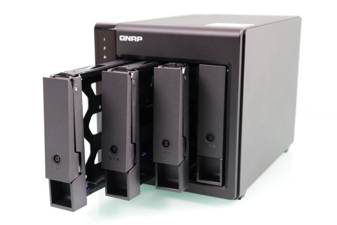 Bahías para alojar discos duros o SSD de la caja QNAP TL-D400S