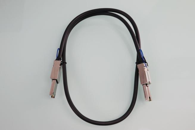 Cable de datos del QNAP TL-D400S en detalle