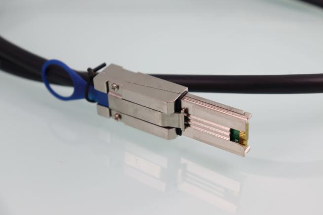 Vista del conector del cable de datos del QNAP TL-D400S