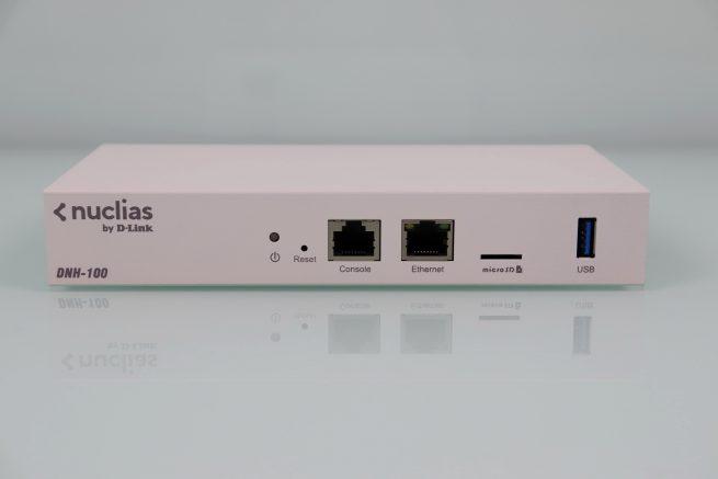 Puerto Gigabit, consola, micro SD y USB del controlador WiFi D-Link DNH-100