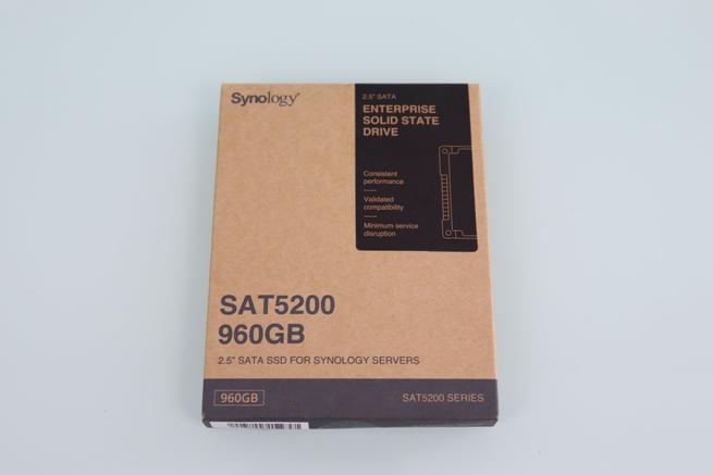 Frontal de la caja de la unidad SSD Synology SAT5200 de 960GB