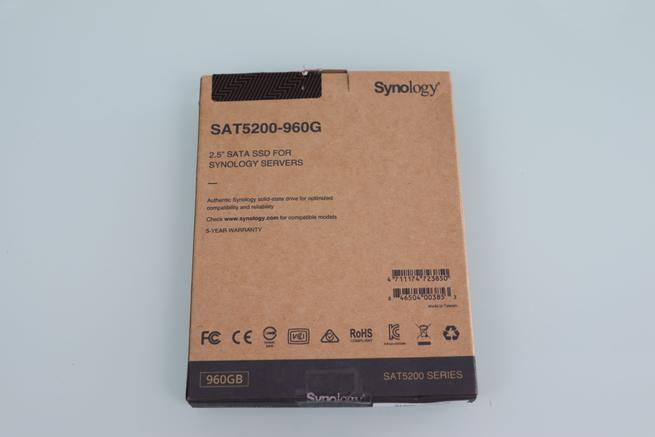 Trasera de la caja del SSD Synology SAT5200 de 960GB en detalle
