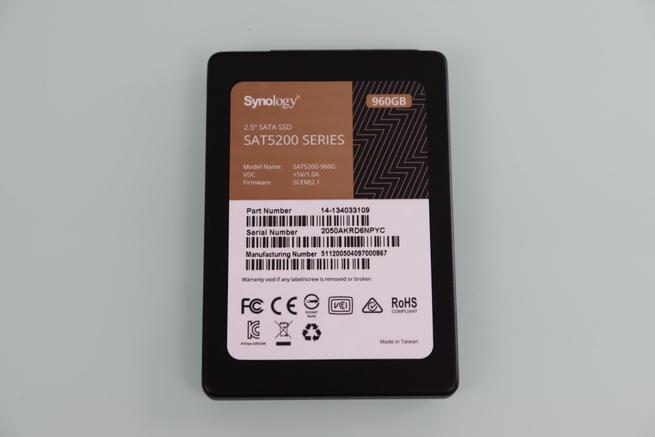 Frontal del SSD Synology SAT5200 de 960GB en detalle