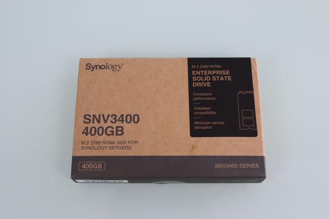 Frontal de la caja del SSD M.2 NVMe Synology SNV3400