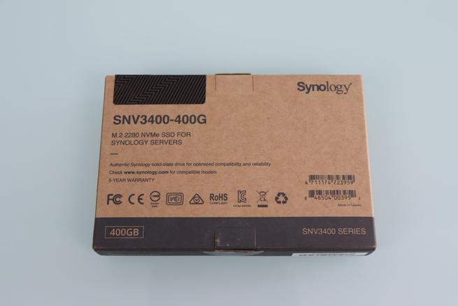 Trasera de la caja del SSD M.2 NVMe Synology SNV3400
