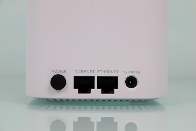 Puertos Gigabit y botones del sistema WiFi mesh D-Link COVR-1103