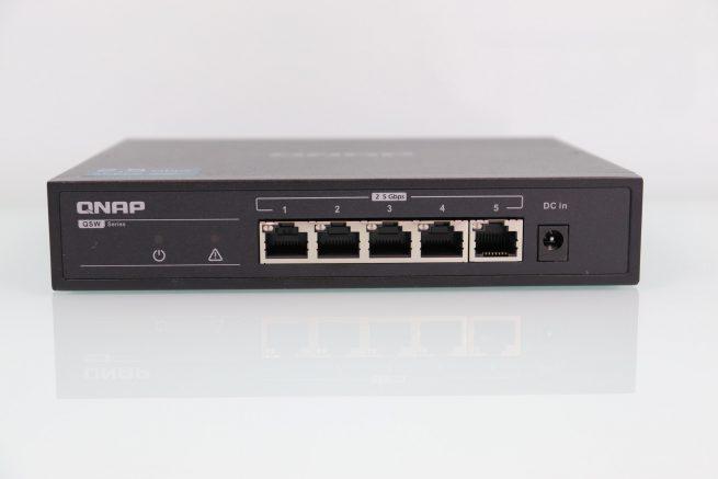 Frontal del switch Multigigabit QNAP QSW-1105-5T en detalle