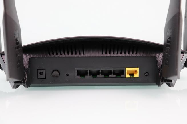 Trasera del router D-Link DIR-X1860 con los puertos Gigabit