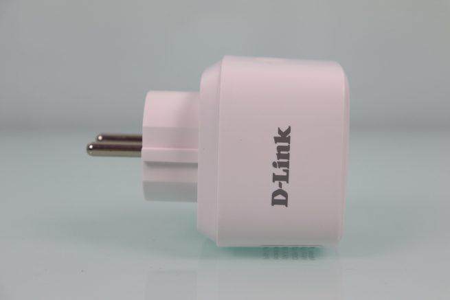 Lateral izquierdo del enchufe inteligente D-Link DSP-W118 con el logo de D-Link