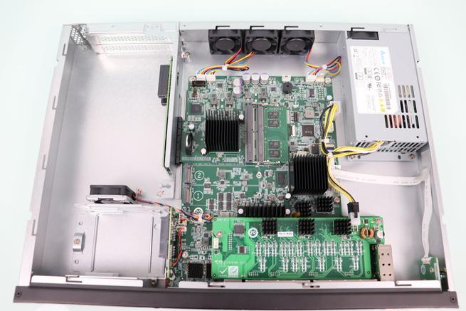 Interior del switch QNAP QGD-1602P en detalle