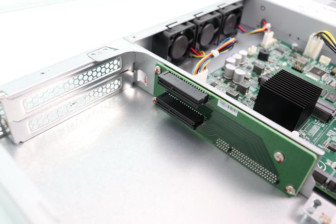 Puertos PCIe 3.0 x4 del switch QNAP QGD-1602P en detalle